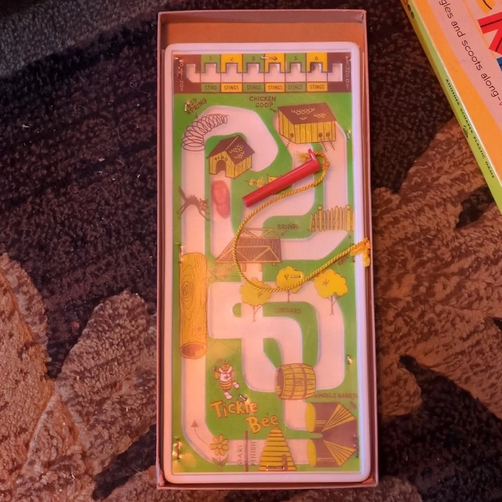 1956 Vintage Tickle Bee Game - Yellow Bee Family Board Game - Picture 4 of 5
